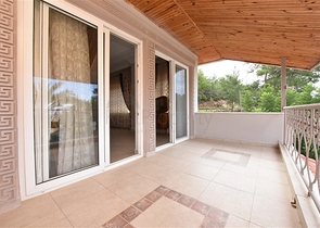 Шикарный дом с собственным бассейном и садом в районе Демирташ