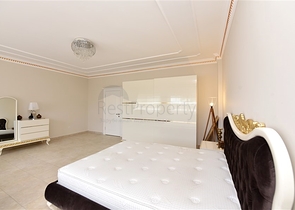 Шикарный дом с собственным бассейном и садом в районе Демирташ