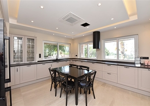 Шикарный дом с собственным бассейном и садом в районе Демирташ