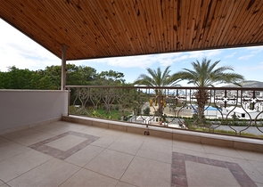 Шикарный дом с собственным бассейном и садом в районе Демирташ