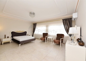 Шикарный дом с собственным бассейном и садом в районе Демирташ