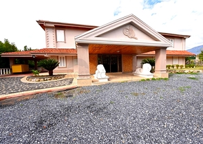 Шикарный дом с собственным бассейном и садом в районе Демирташ