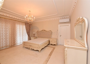 Шикарный дом с собственным бассейном и садом в районе Демирташ