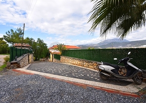 Шикарный дом с собственным бассейном и садом в районе Демирташ