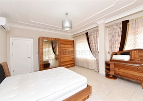 Шикарный дом с собственным бассейном и садом в районе Демирташ