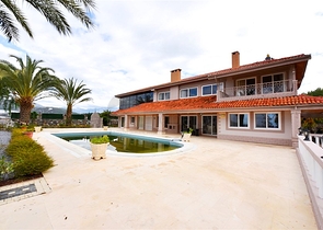 Шикарный дом с собственным бассейном и садом в районе Демирташ