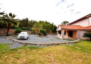 Шикарный дом с собственным бассейном и садом в районе Демирташ