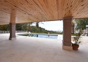 Шикарный дом с собственным бассейном и садом в районе Демирташ