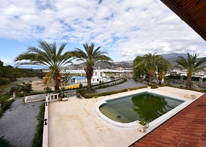 Шикарный дом с собственным бассейном и садом в районе Демирташ