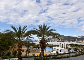 Шикарный дом с собственным бассейном и садом в районе Демирташ