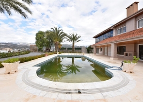 Шикарный дом с собственным бассейном и садом в районе Демирташ