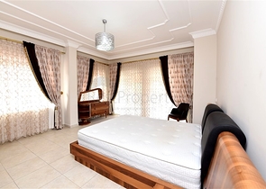 Шикарный дом с собственным бассейном и садом в районе Демирташ