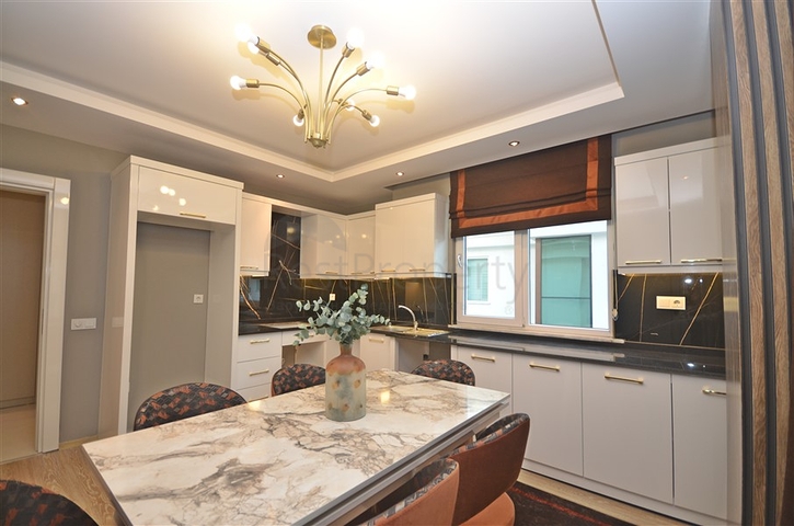 Просторный пентхаус 5+1 в живописном месте и шаговой доступности к морю