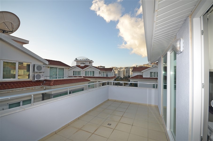 Просторный пентхаус 5+1 в живописном месте и шаговой доступности к морю