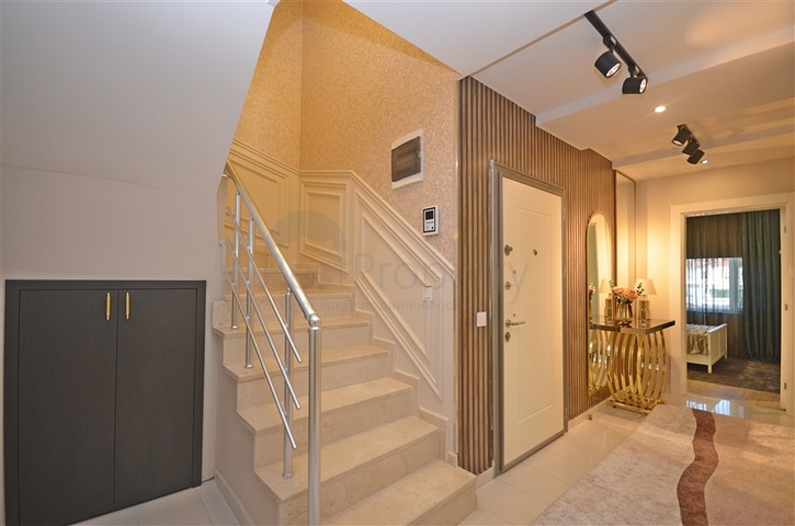 Просторный пентхаус 5+1 в живописном месте и шаговой доступности к морю