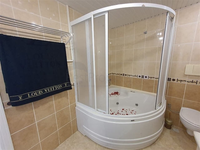 Большая квартира в комплексе с отельной инфраструктурой в центральном районе Джикджилли.