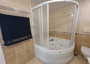 Большая квартира в комплексе с отельной инфраструктурой в центральном районе Джикджилли.