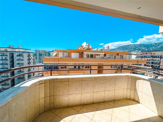 Просторный пентхаус 4+1 с видом на море