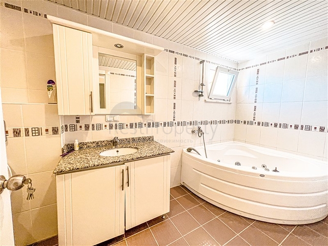 Просторный пентхаус 4+1 с видом на море