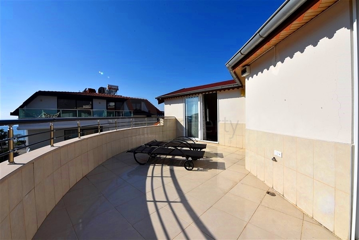 Пентхаус-дуплекс 4+1 в районе Кестель всего в 20 м от моря