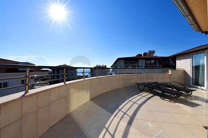 Пентхаус-дуплекс 4+1 в районе Кестель всего в 20 м от моря