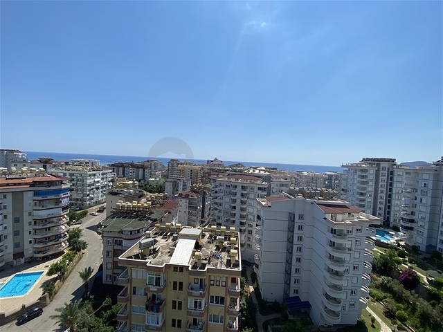 Пентхаус с панорамным видом на море в районе Тосмур