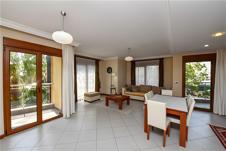 Меблированная квартира 2+1 в комплексе на первой береговой линии в центре Алании