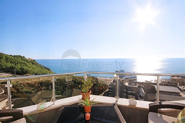 Пентхаус 4+1 с дизайнерским ремонтом и шикарным видом на море