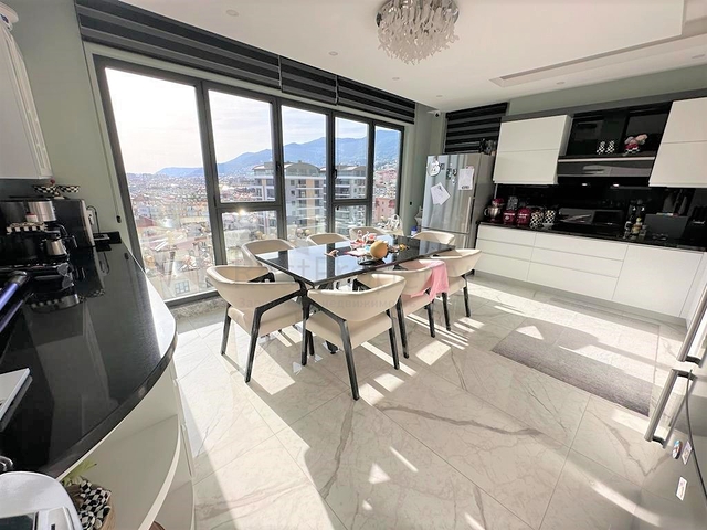 Просторный пентхаус с прекрасным видом на море в самом центре Алании 