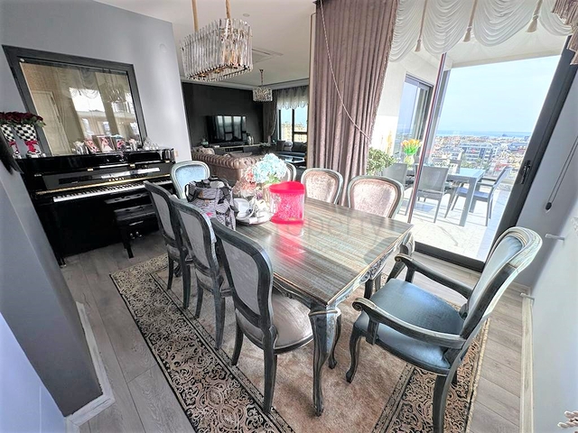 Просторный пентхаус с прекрасным видом на море в самом центре Алании 