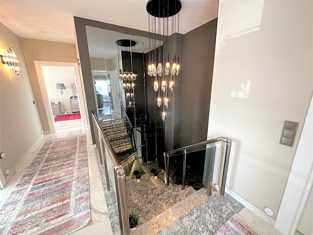 Просторный пентхаус с прекрасным видом на море в самом центре Алании 