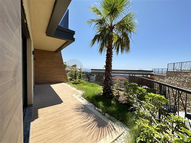 Пятикомнатный дуплекс под гражданство с прямым видом на море и горы