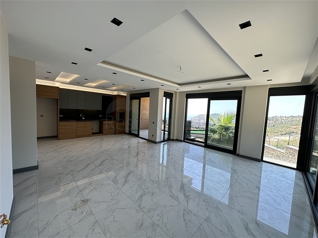 Пятикомнатный дуплекс под гражданство с прямым видом на море и горы