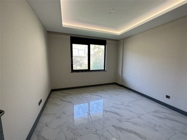 Пятикомнатный дуплекс под гражданство с прямым видом на море и горы