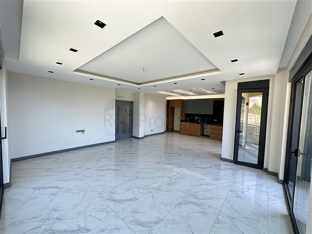 Пятикомнатный дуплекс под гражданство с прямым видом на море и горы