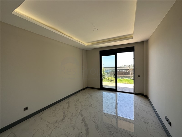 Пятикомнатный дуплекс под гражданство с прямым видом на море и горы