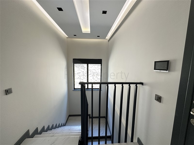 Пятикомнатный дуплекс под гражданство с прямым видом на море и горы