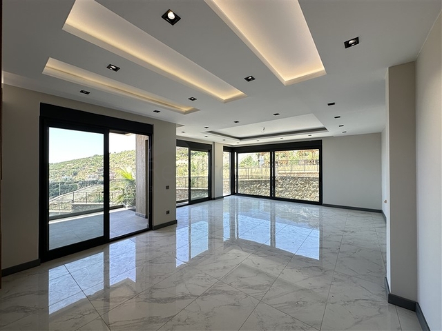 Пятикомнатный дуплекс под гражданство с прямым видом на море и горы