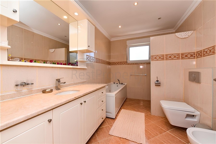 Трёхспальная вилла с элегантным ремонтом