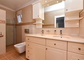 Трёхспальная вилла с элегантным ремонтом