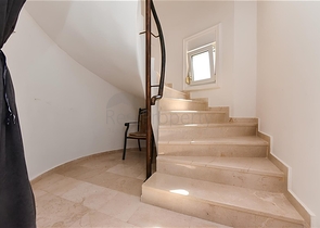 Трёхспальная вилла с элегантным ремонтом