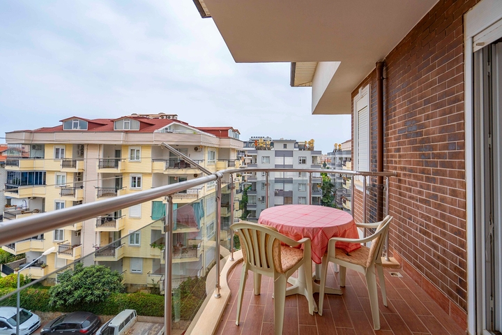 Шестикомнатный светлый пентхаус с видом на город в районе Оба