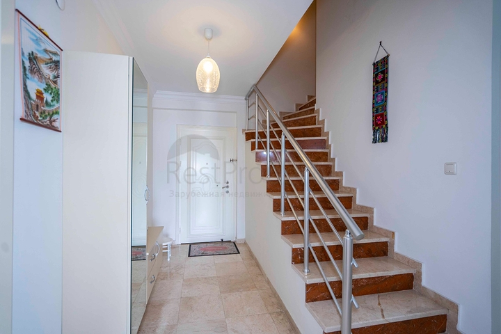 Шестикомнатный светлый пентхаус с видом на город в районе Оба