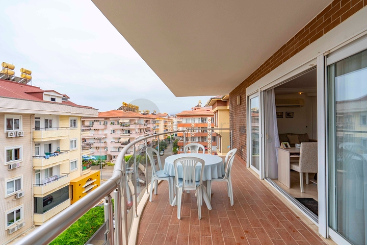 Шестикомнатный светлый пентхаус с видом на город в районе Оба