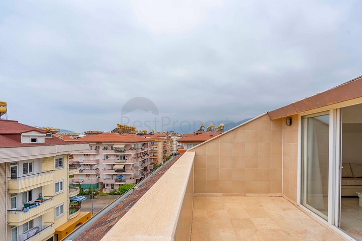 Шестикомнатный светлый пентхаус с видом на город в районе Оба