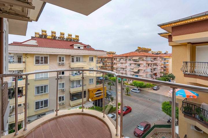 Шестикомнатный светлый пентхаус с видом на город в районе Оба