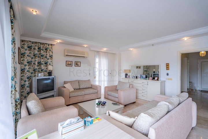 Шестикомнатный светлый пентхаус с видом на город в районе Оба