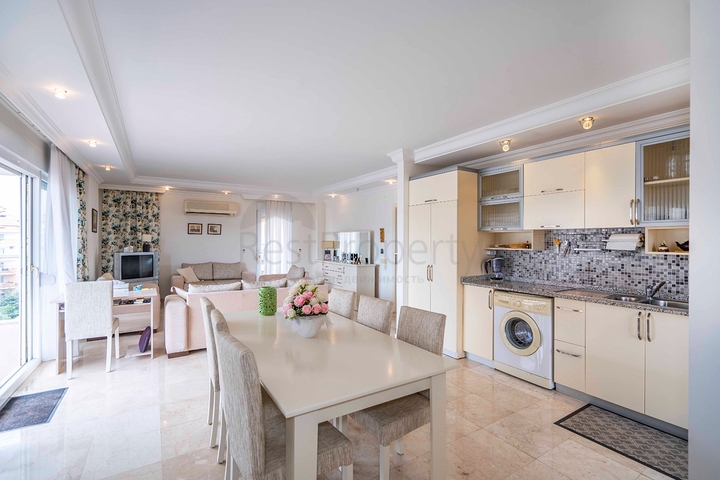 Шестикомнатный светлый пентхаус с видом на город в районе Оба