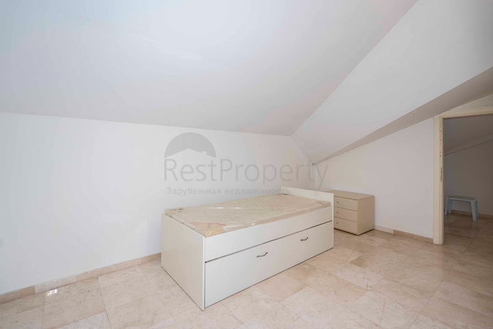 Шестикомнатный светлый пентхаус с видом на город в районе Оба