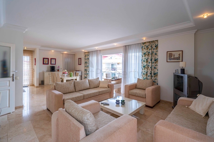 Шестикомнатный светлый пентхаус с видом на город в районе Оба